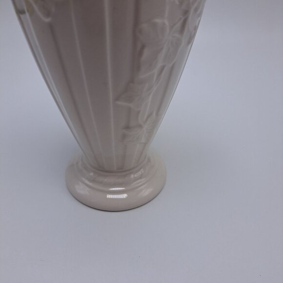 Wedgwood White Classic Garden Vase Grapes Leaves Embossed 7.5" England 1996 - Picture 5 of 9